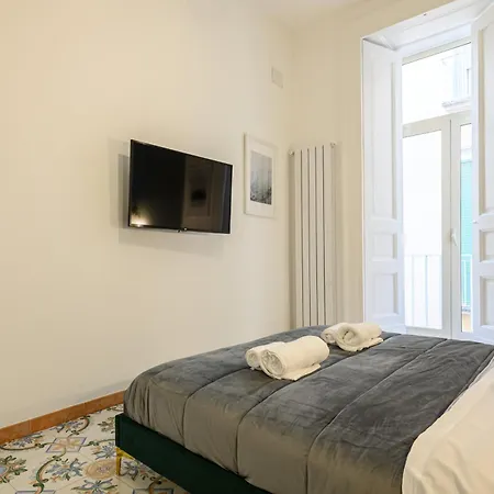 121 Charming Apartament Neapol
